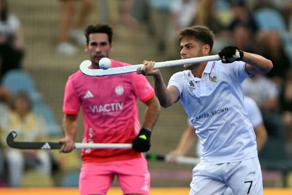Kunst und Kampf im Hockey-Park. - © Federico Gambarini/dpa