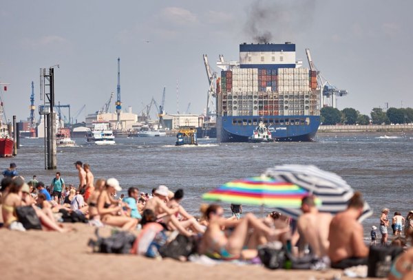 Trotz vieler Strände in Hamburg gibt es an der Elbe keine Badestelle - die CDU will das ändern (Archivbild). - © Georg Wendt/dpa