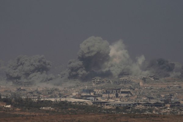 Rauch steigt von einer Explosion im nördlichen Gazastreifen auf. (Archivbild) - © Ohad Zwigenberg/AP/dpa