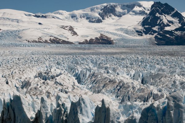 Nach Jahrzehnten relativer Stabilität zieht sich der berühmte Gletscher im Süden von Argentinien immer stärker zurück. - © Romina Cruz/dpa