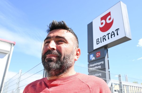 Muzayfe Doganer, Vorsitzender des Betriebsrats beim Dönerspieß-Hersteller Birtat freut sich über den Tarifabschluss. (Foto aktuell) - © Bernd Weißbrod/dpa