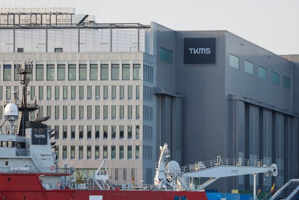 TKMS wird eigenständig und geht an die Börse. hyssenkrupp behält allerdings mit 51 Prozent die Mehrheit an Deutschlands größtem Marineschiffbauer. - © Frank Molter/dpa