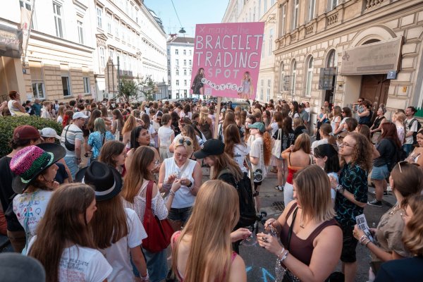 Wien am Freitag: Taylor-Swift-Fans versammeln sich und tauschen Armbänder aus. - © Georg Hochmuth/APA/dpa