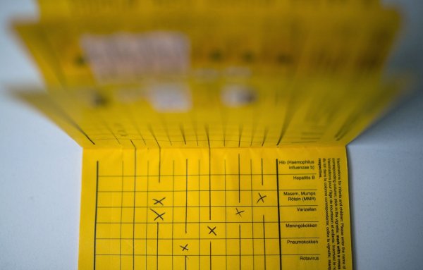 Säuglinge werden in Deutschland standardmäßig gegen Hib geimpft (Symbolbild). - © Sophia Kembowski/dpa