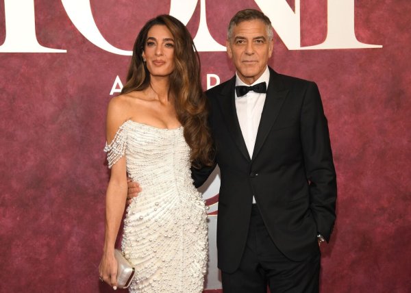 Amal und George Clooney öffnen ihre Luxusvilla am Comer See für einige Großspender. (Archivbild) - © Evan Agostini/Invision/dpa