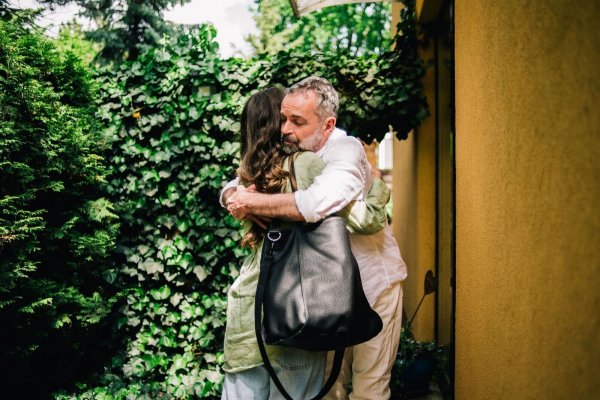 Zum Auszug eine Umarmung. Jetzt muss das Kind fernab von daheim seinen Weg finden. - © Zacharie Scheurer/dpa-tmn