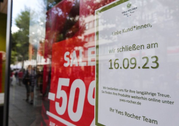 Ein Schild weist am Eingang einer Yves-Rocher-Filiale auf die Schließung des Ladens hin. - © Anne Stein/dpa