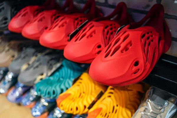 Der zweite Schwung «Yeezy»-Produkte ist auf dem Markt. Im Gegensatz zur ersten Tranche, die nur über den eigenen Online-Shop verkauft wurde, sollen diese Produkte nun auch über einzelne Großhandelspartner verkauft werden. - © Seth Wenig/AP/dpa