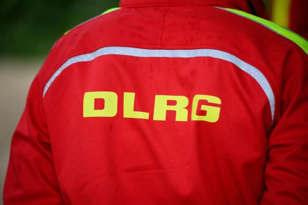 Ein Mann mit einer DLRG Jacke. - © Daniel Reinhardt/dpa