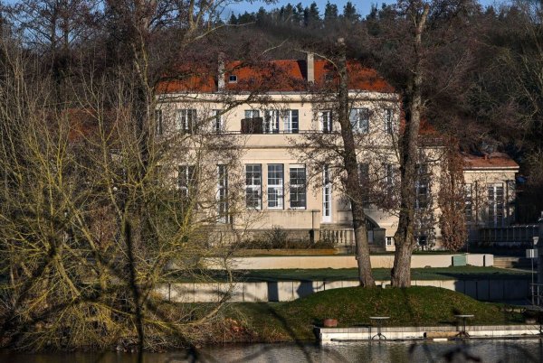Blick auf das Gästehaus am Lehnitzsee: Dort hatte ein Treffen radikaler Rechter stattgefunden. - © Jens Kalaene/dpa