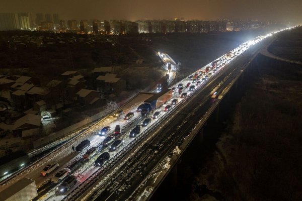 Fahrzeuge stecken auf einer Schnellstraße am Stadtrand von Wuhan fest: In Zentral- und Ostchina fiel viel Schnee. - © Chinatopix/AP/dpa