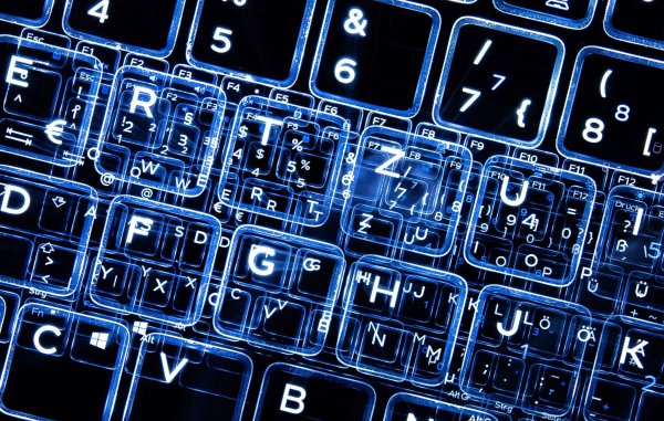 Blick auf Tasten einer beleuchteten Tastatur. - © Sebastian Gollnow/dpa/Symbolbild