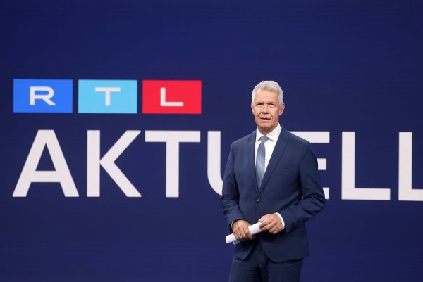 Peter Kloeppel, Fernsehmoderator, steht im neuen «RTL Aktuell»-Studio. - © Oliver Berg/dpa
