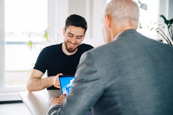 In einem Beratungsgespräch bei der Berufsberatung wird geklärt, wie die Ausbildungssuchenden beim Berufsorientierungspraktikum unterstützt werden können. - © Zacharie Scheurer/dpa-tmn