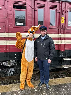 Vereinsgeschäftsführer Nils Lange mit dem Osterhasen. - © Golo Kahlert