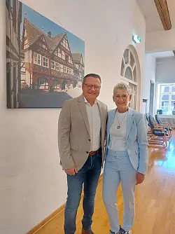 Der parteilose Bürgermeisterkandidat Marco Müllers ist mit seiner Lebensgefährtin Ute Weber ins Rathaus gekommen, um die Ergebnisse zu verfolgen. - © Michaela Weiße