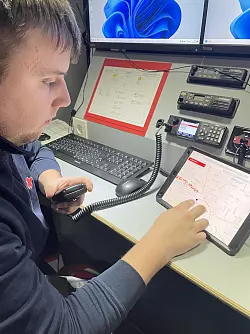 John Bruschinski kommuniziert mit dem Einsatzteam mithilfe der smarten Einsatzkr&auml;fteortung auf dem Tablet. - &copy; Alte Hansestadt Lemgo