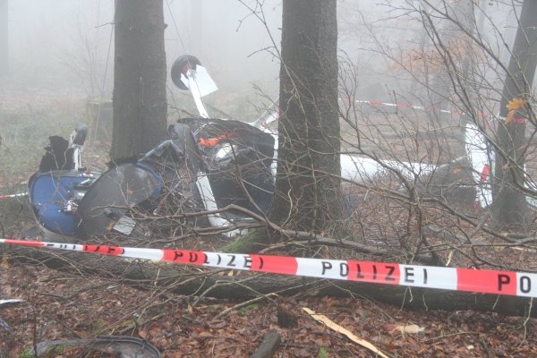 Die Unfallstelle mit den Resten des Ultraleichtflugzeugs am Dörenberg bei Linderhofe ist abgesperrt. - © Jens Rademacher