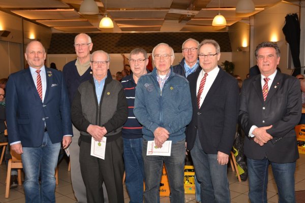 Ehrungen in Brake: (von links) Schützenkönig Hans-Dieter Pries, Jubilare Eberhard Käthner (80. Geburtstag), Günther Begemann und Dieter Linden (beide seit 60 Jahren Mitglied), Karl-Heinz Langer und Wilhelm Diekmann (beide 50 Jahre), Oberst Dieter Broschinski und Vorsitzender Horst Oechler. - © Tanja Watermann