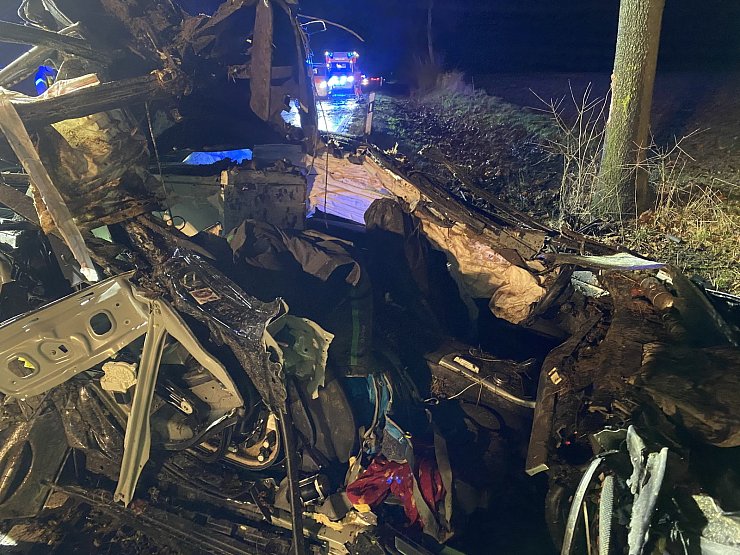 Der 5er BMW wurde bei dem Unfall völlig zerlegt. - © Freiwillige Feuerwehr Brüntrup