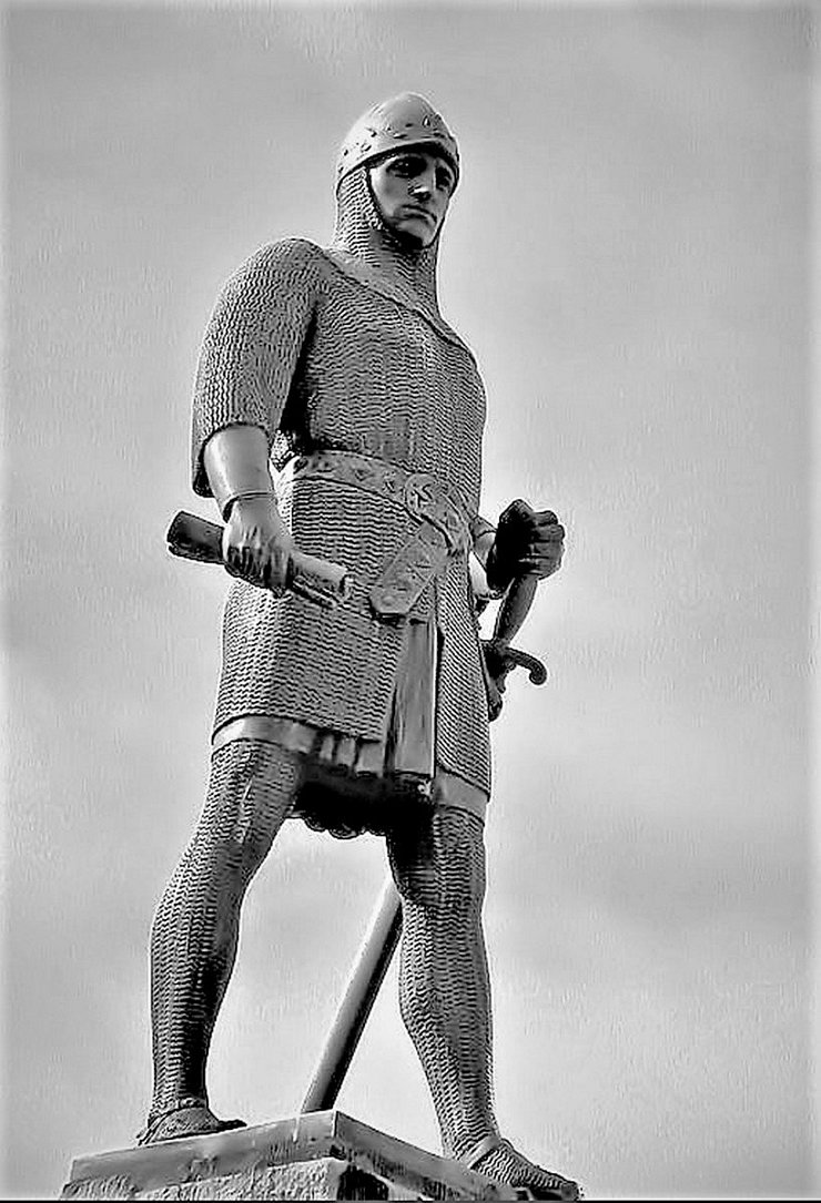 Bernhard II., Edler zur Lippe, war nicht nur ein machtbewusster Herrscher sondern gründete auch die Städte Lemgo und Lippstadt sowie das Zisterzienserkloster Marienfeld. Seine Statue steht auf einer Säule in Lippstadt. - © hb