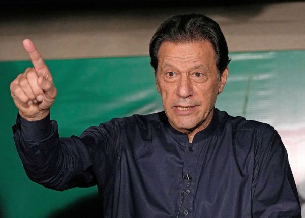 Die Justiz wirft Imran Khan die Weitergabe vertraulicher diplomatischer Informationen vor. - © K.M. Chaudary/AP/dpa