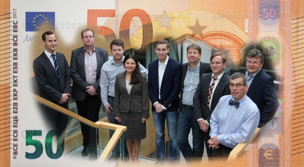 Mit Visionen in die Zukunft: Wenn die Entwicklung des Teams Erfolg hat, dann könnte der gute alte 50-er Papierschein eines Tages ausgedient haben. - © Hochschule / Montage: Oliver Wendtland