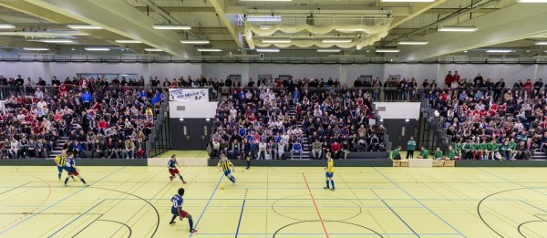 Fast kein freier Sitzplatz: So hat es am Sonntag rund sieben Stunden lang in der Detmolder DBB-Halle an der Wittekindstraße ausgesehen. Erst am späten Nachmittag leerten sich die Ränge etwas. - © Egon Penner