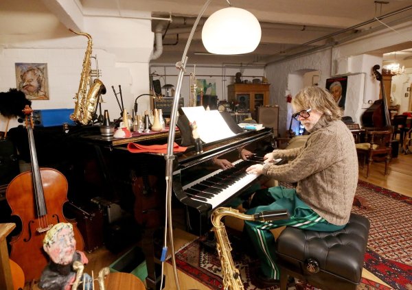 Helge Schneider spielt in seiner Wohnung auf dem Klavier. Der Entertainer erhält 2023 den Kunstpreis des Landes NRW. - © Roland Weihrauch/dpa/Archivbild