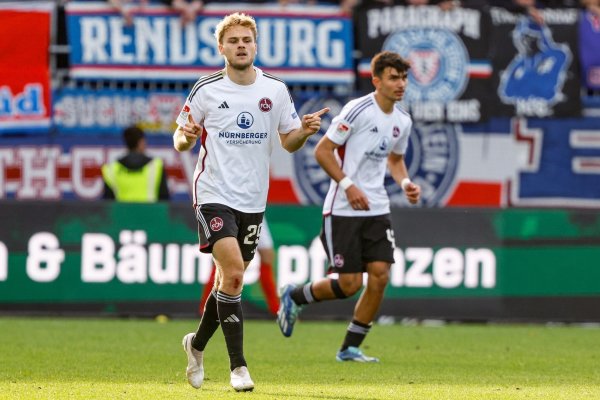 Tim Handwerker (l) feiert seinen Treffer zum 1:0 für Nürnberg. - © Axel Heimken/dpa