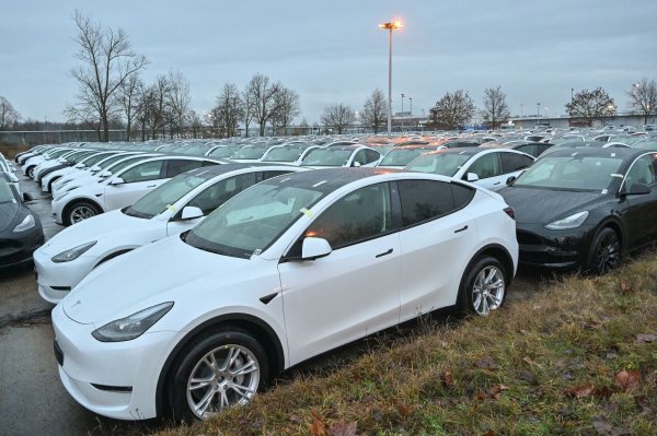 Neue Elektrofahrzeuge vom Typ Model Y stehen am frühen Morgen auf einem Parkplatz am Terminal 5 des Hauptstadtflughafen Berlin-Brandenburg. - © Patrick Pleul/dpa