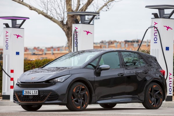 Bisher bietet die spanische VW-Tochter Elektro-Autos ausschließlich unter der 2018 aufgelegten Tochtermarke Cupra an - preislich liegt die deutlich über Seat. - © Alex Blanco/Cupra/dpa-tmn