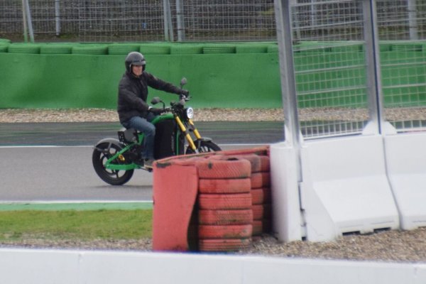 Schauspieler Hannes Jaenicke hat auf dem Hockenheimring ein superschnelles E-Bike ausprobiert. - © Rene Priebe/-/dpa
