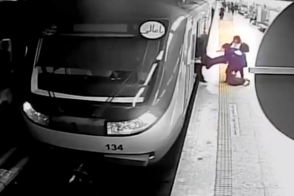 Bilder einer Überwachsungskamera dokumentieren den rabiaten Umgang der iranischen Sittenpolizei mit Armita Garawand - Staatsmedien machen niedrigen Blutdruck für einen angeblich todesursächlichen Sturz der jungen Frau verantwortlich. - © Uncredited/Iranian state television/AP/dpa