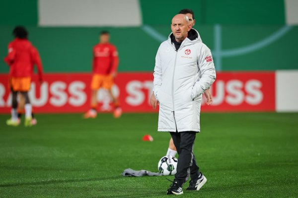 Blickt zuversichtlich auf das Spiel in Düsseldorf: Kaiserslautern-Coach Torsten Lieberknecht. - © Daniel Karmann/dpa