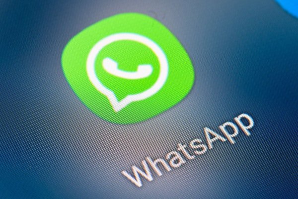 Der führende Messengerdienst Whatsapp spricht sich klar gegen die Einführung einer Chatkontrolle in der EU aus. (Symbolbild) - © Fabian Sommer/dpa