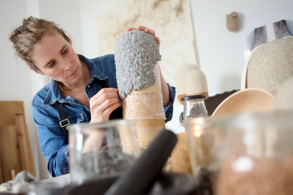 Eine Urne entsteht mit Material aus der Alltagswelt der Toten - Angehörige können selbst Hand anlegen - © Bernd Thissen/dpa