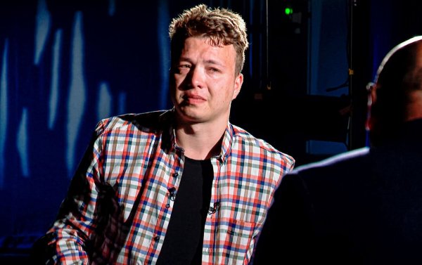 Der belarussische Blogger Roman Protassewitsch soll schon bei seiner Festnahme in einem in Minsk zur Landung gezwungenen Flugzeug für den Geheimdienst seiner Heimat gearbeitet haben. (Archivbild) - © -/ONT Channel/AP/dpa