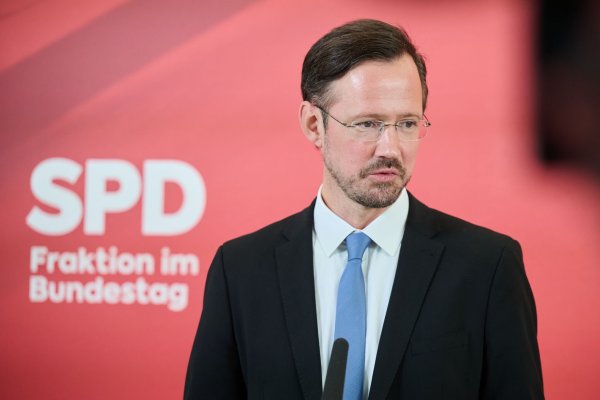 SPD-Fraktionsgeschäftsführer Wiese verweist darauf, dass sich die Koalition auf ein Gesamtrentenpaket verständigt hat. (Archivbild) - © Annette Riedl/dpa