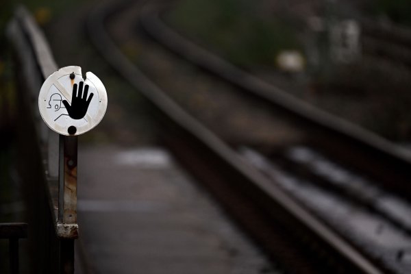 Wegen Bauarbeiten halten in Bochum seit Anfang September keine Regionalbahnen oder Fernzüge mehr - doch ein Ende der Sperrung ist absehbar (Foto Illustration). - © Federico Gambarini/dpa