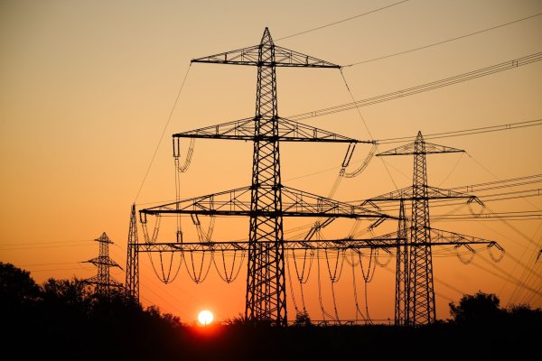 Stromkunden können mit Entlastung bei Netzentgelten rechnen (Archivbild). - © Julian Stratenschulte/dpa