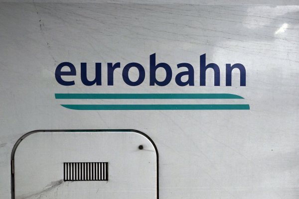 Ein Zug der Eurobahn steht in einem Hauptbahnhof. (Archivbild) - © Federico Gambarini/dpa