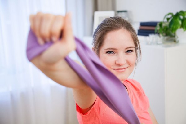 Nicht immer ist Zeit, um für anderthalb Stunden ins Fitnessstudio zu verschwinden. Wer zu Hause kleine Sporteinheiten einlegt, kann dem Körper ebenfalls Gutes tun. - © Christin Klose/dpa-tmn