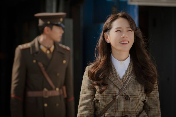 Szene der ersten Staffel der koreanischen Netflix-Romanze «Crash Landing on You». - © Netflix/dpa