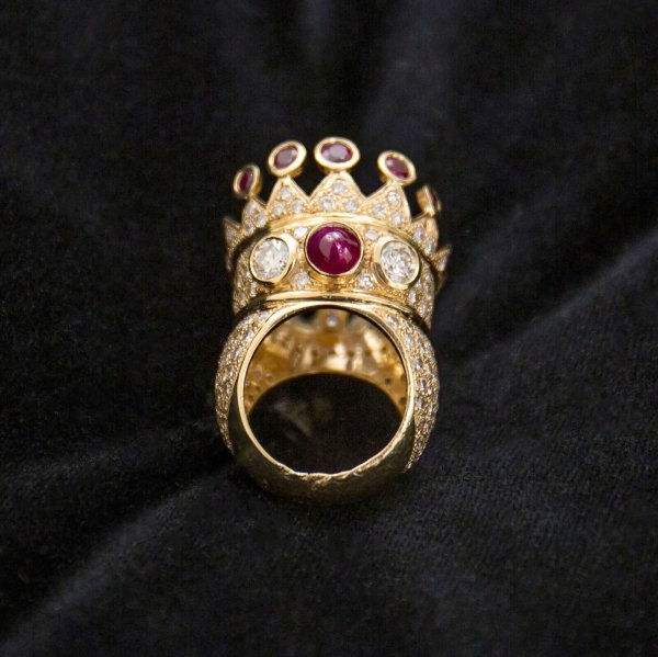 Der selbst entworfene Ring des Rappers Tupac Shakur wurde versteigert. - © -/Sotheby's/dpa
