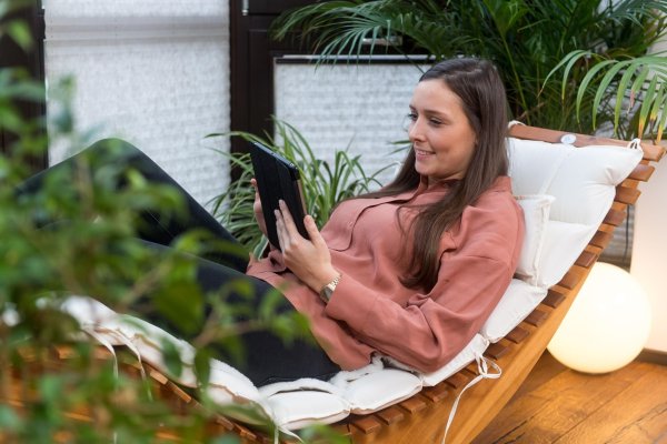 Filmgenuss auf dem Tablet: Die Quelle der Inhalte muss nicht immer Netflix und Co. sein. Auch öffentliche Bibliotheken unterhalten Streaming-Dienste. - © Benjamin Nolte/dpa-tmn