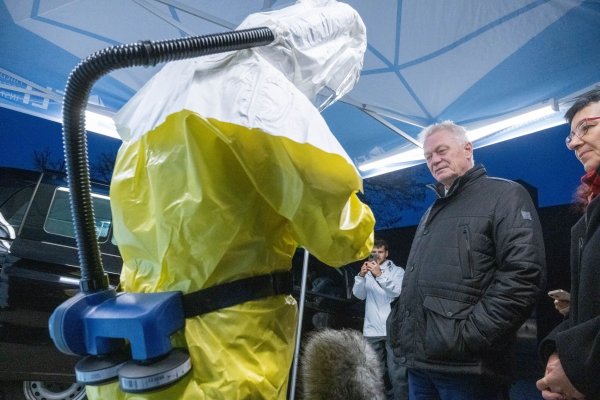 Bundeslandwirtschaftsminister Alois Rainer (CSU) dankte bei seinem Antrittsbesuch den Mitarbeitern des Friedrich-Loeffler-Instituts (FLI) für ihre Arbeit, die auch zur Eindämmung von Tierseuchen wie der Geflügelpest beiträgt. - © Stefan Sauer/dpa