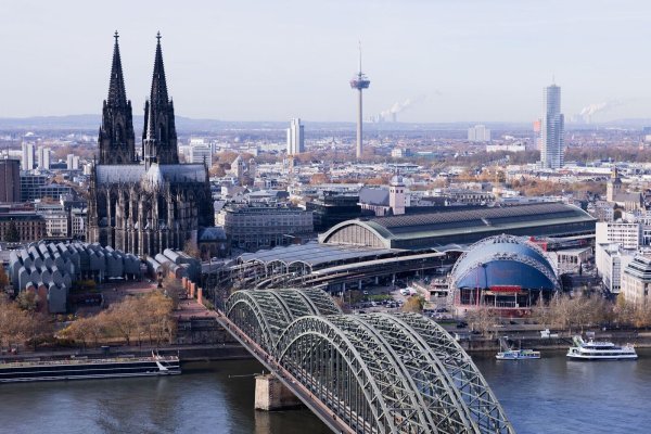 Sonst fahren in Köln im Minutentakt Züge über die Hohenzollernbrücke in den Hauptbahnhof. Während der zehntägigen Sperrung herrscht dort Ruhe. - © Rolf Vennenbernd/dpa