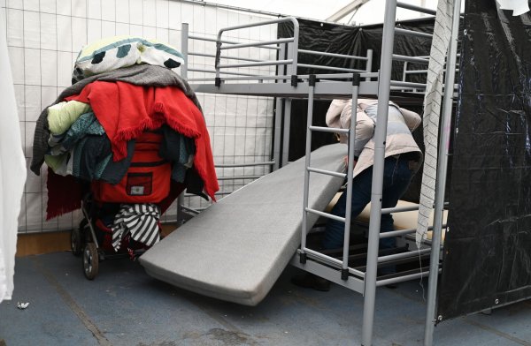 In den Zeiten der größten Überlastung wurden mancherorts Geflüchtete in Sporthallen einquartiert. (Archivbild) - © Arne Dedert/dpa