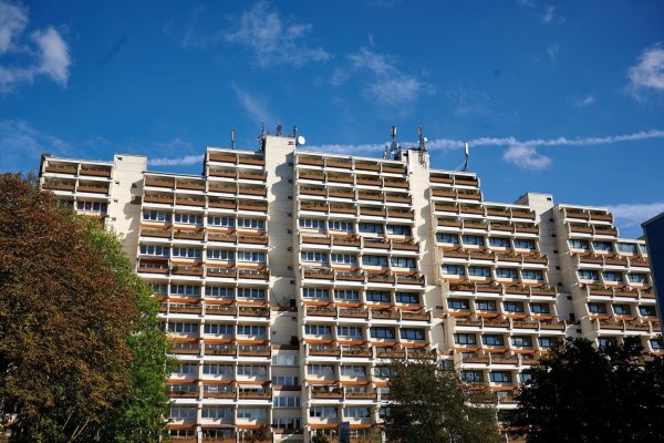 Der Wohnungskomplex «Hannibal» in Dortmund wurde vor über acht Jahren wegen Brandschutzmängeln innerhalb von Stunden geräumt. Laut dem Oberverwaltungsgericht war das nicht rechtens. (Archivbild) - © Bernd Thissen/dpa